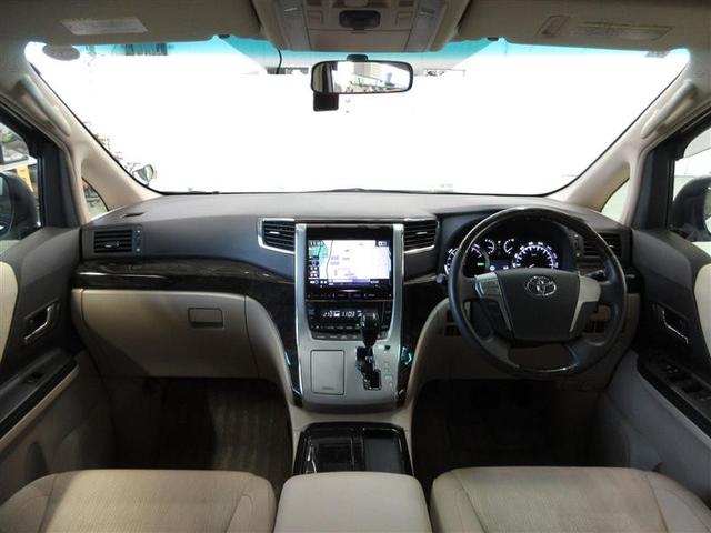 重厚で高級感あふれるインストルメントパネル。濃木目調パネルが更にシックな雰囲気を醸し出します。