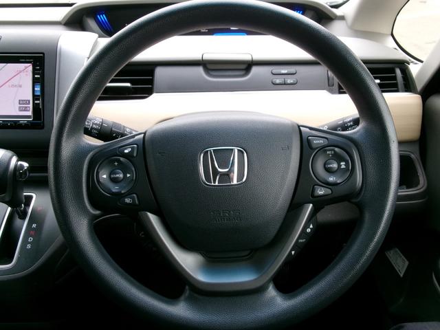 �C���e���A�ɍ��킹���f�U�C���̃X�e�A�����O�́A�^�]�������̂��Ƃ��l���A�^�]���₷���`��A�傫���ł��B�����x�A���ۂɐG���Ă��m���߂��������B