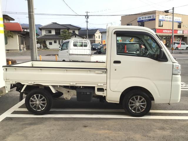 スタンダード　４ＷＤ　５速マニュアル　禁煙車　社外アルミホイール　エアコン　パワーステアリング　運転席エアバッグ　ＥＴＣ　ドライブレコーダー　荷台ゲートプロテクター　走行距離４．９万キロ　車検整備付き(20枚目)