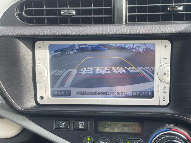 アクア Ｓ　純正ナビ　バックカメラ　ＴＶ　シートヒーター　ＥＴＣ　１５インチアルミホイール　オートライト　オートエアコン　プッシュスタート・スマートキー（6枚目）