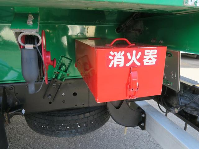 コンドル 　タンクローリー　新明和　３室　５ＫＬ　ポンプ付　流量計トキコ　ホースリール油圧チェーン式　ホース２９．５ｍ　ノズル２２φ　３方配管　左右立ち上がり配管　タンク書類有り　６速　２１５馬力（22枚目）