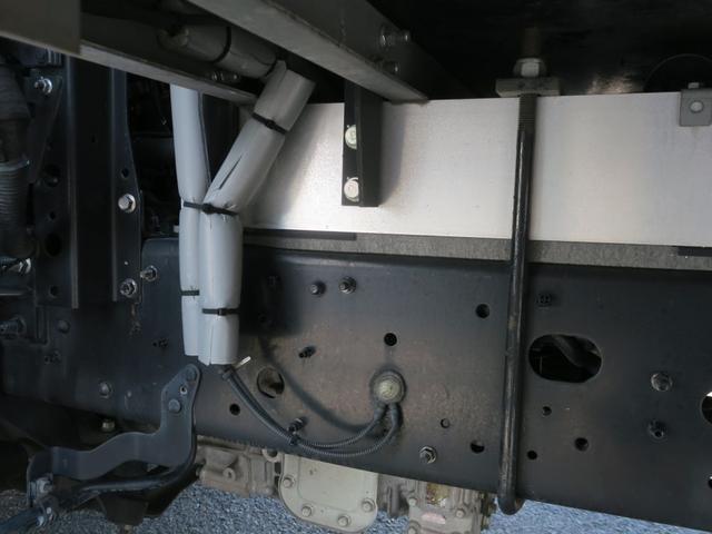 ヒノレンジャー 　冷蔵冷凍車　東プレ　－２１℃確認　東プレ　左サイドドア観音Ｗ１８４０　ラッシングレール２段　床キーストン　水抜前後各２ヶ所　リア２枚観音　６速　２１０馬力　長５７８０　幅２２９０　高２１５０（52枚目）