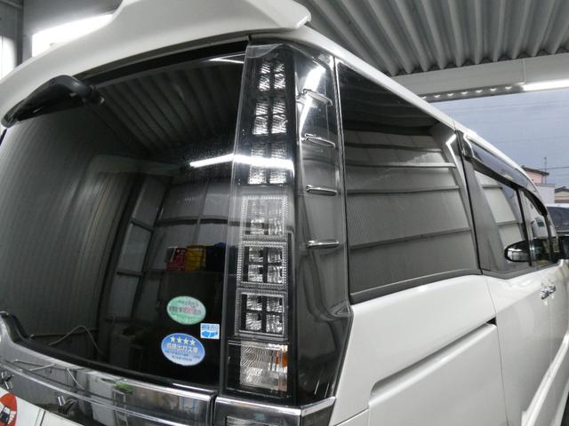 ヴォクシー ＺＳ　煌　関東仕入　自社保証　４ＷＤ　９インチナビ　フルセグ　Ｂｌｕｅｔｏｏｔｈ　オートエアコン　フォグ　プッシュスタート　アイドリング　両側パワスラ　ＥＴＣ　純正アルミ　ＬＥＤ　スマートキー　バックカメラ（25枚目）