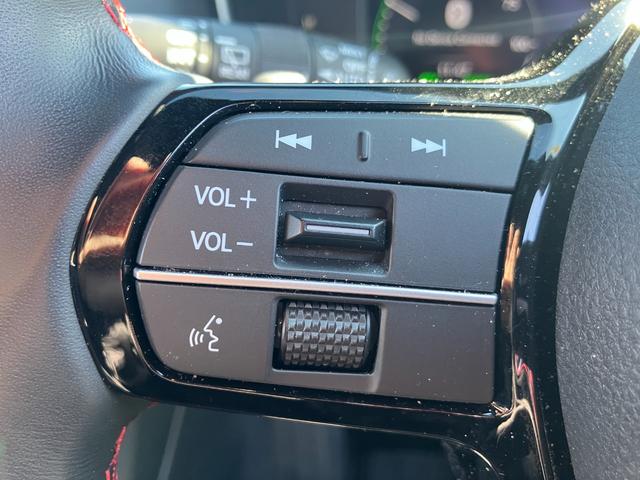 シビック ｅ：ＨＥＶ　ｅ：ＨＥＶ　エアロパーツ装備　２トーン仕様　半革シート　盗難防止システム　レーンアシスト　Ｂｌｕｅｔｏｏｔｈオーディオ　クリアランスソナー　オートクルーズコントロール　地デジフルセグ　後カメラ　禁煙（16枚目）