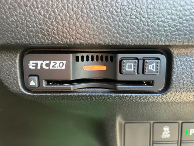 シビック ｅ：ＨＥＶ　ｅ：ＨＥＶ　エアロパーツ装備　２トーン仕様　半革シート　盗難防止システム　レーンアシスト　Ｂｌｕｅｔｏｏｔｈオーディオ　クリアランスソナー　オートクルーズコントロール　地デジフルセグ　後カメラ　禁煙（18枚目）