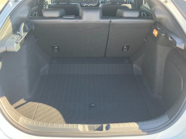 シビック ｅ：ＨＥＶ　ｅ：ＨＥＶ　エアロパーツ装備　２トーン仕様　半革シート　盗難防止システム　レーンアシスト　Ｂｌｕｅｔｏｏｔｈオーディオ　クリアランスソナー　オートクルーズコントロール　地デジフルセグ　後カメラ　禁煙（23枚目）