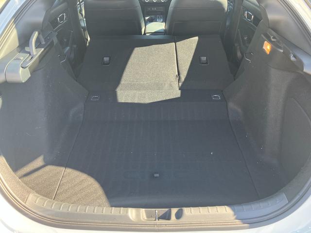 シビック ｅ：ＨＥＶ　ｅ：ＨＥＶ　エアロパーツ装備　２トーン仕様　半革シート　盗難防止システム　レーンアシスト　Ｂｌｕｅｔｏｏｔｈオーディオ　クリアランスソナー　オートクルーズコントロール　地デジフルセグ　後カメラ　禁煙（24枚目）