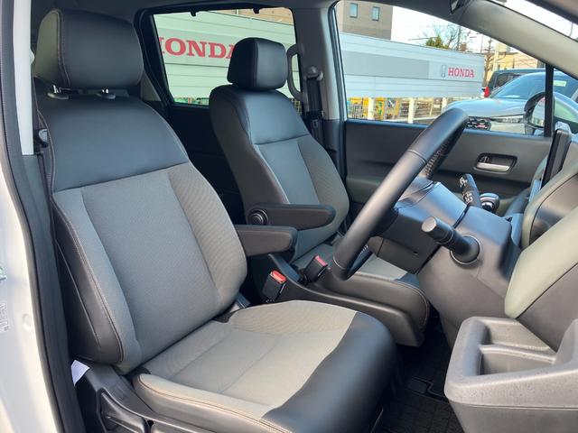 �傫�ȍ��ʂƕ�ݍ��ނ悤�Ȕw�����ꂪ�A�h���C�o�[�̐g�̂���������x���܂��B�@����ɁA�㎿�ȃV�[�g�f�ނƍ���S�n�̂悢�N�b�V�����B�����Ԃ̉^�]��R�[�i�[�̑����������K�ł��B