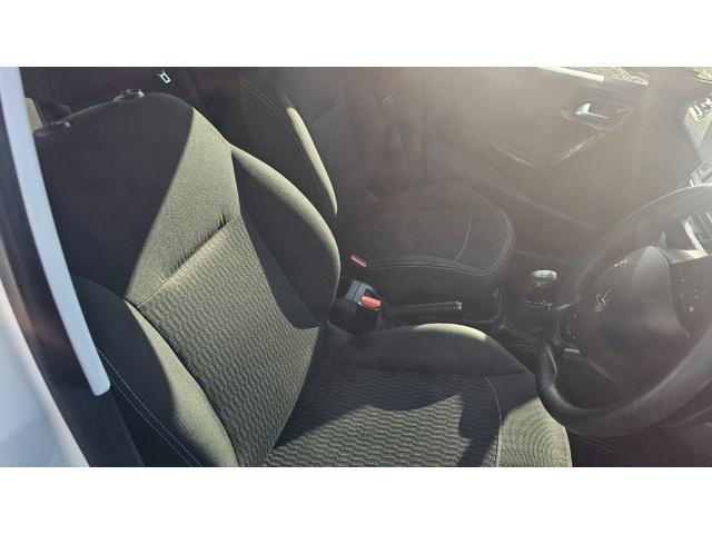 ２０８ スタイル　ＥＴＣ　ナビゲーション　ＭＴ５　関東仕入　エアバッグ　ＡＢＳ　ＥＳＣ　ＵＳＢ入力端子　Ｂｌｕｅｔｏｏｔｈ接続　エアコン　パワステ　パワーウィンドウ（14枚目）