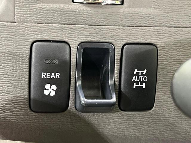 アイシス プラタナリミテッド　４ＷＤ　純正ナビ　バックカメラ　両側パワスラ　Ｂｌｕｅｔｏｏｔｈ　フルセグ　スマートキー　ＨＩＤヘッド　電動格納ミラー　パワーウィンドウ　バニティミラー　オートエアコン　ステアリングスイッチ（6枚目）