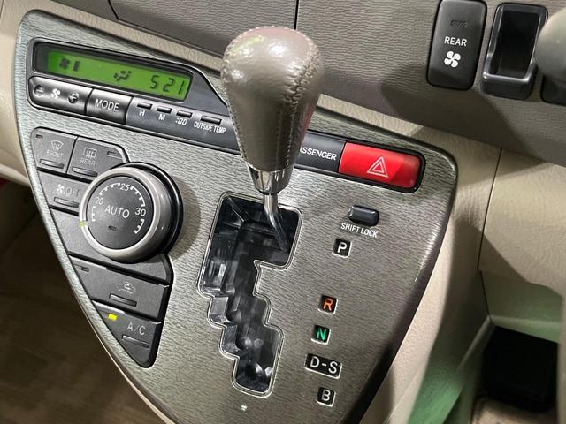 アイシス プラタナリミテッド　４ＷＤ　純正ナビ　バックカメラ　両側パワスラ　Ｂｌｕｅｔｏｏｔｈ　フルセグ　スマートキー　ＨＩＤヘッド　電動格納ミラー　パワーウィンドウ　バニティミラー　オートエアコン　ステアリングスイッチ（24枚目）
