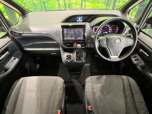 ヴォクシー ＺＳ　４ＷＤ　純正９インチナビ　フリップダウンモニター　寒冷地仕様　バックカメラ　両側パワースライドドア　Ｂｌｕｅｔｏｏｔｈ　フルセグ　ＥＴＣ　ドラレコ　ＬＥＤヘッド　革巻きステアリング　オートエアコン（2枚目）