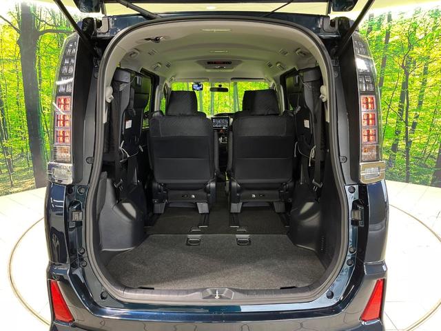 ヴォクシー ＺＳ　４ＷＤ　純正９インチナビ　フリップダウンモニター　寒冷地仕様　バックカメラ　両側パワースライドドア　Ｂｌｕｅｔｏｏｔｈ　フルセグ　ＥＴＣ　ドラレコ　ＬＥＤヘッド　革巻きステアリング　オートエアコン（11枚目）