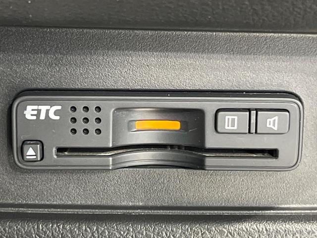 オデッセイ アブソルート　純正ナビ　バックカメラ　両側パワースライドドア　ＬＥＤヘッド　革巻きステアリング　パドルシフト　オートエアコン　アイドリングストップ　クルーズコントロール　プッシュスタート　ステリモ　スマートキー（6枚目）