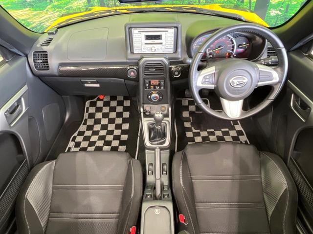 コペン エクスプレイ　ＭＴ車　ＣＤオーディオ　ＡＭ／ＦＭラジオ　ＥＴＣ　ドラレコ　シートヒーター　ＬＥＤヘッド　スマートキー　プッシュスタート　オートエアコン　革巻きステアリング　横滑り防止装置　パワーウィンドウ（2枚目）