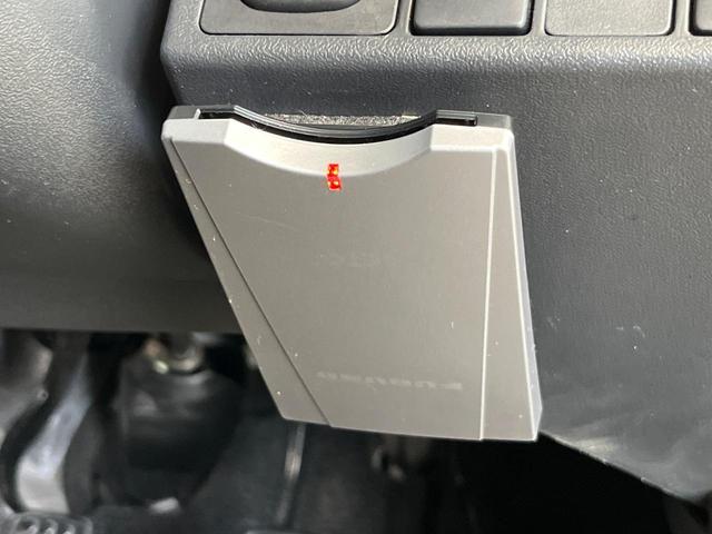 コペン エクスプレイ　ＭＴ車　ＣＤオーディオ　ＡＭ／ＦＭラジオ　ＥＴＣ　ドラレコ　シートヒーター　ＬＥＤヘッド　スマートキー　プッシュスタート　オートエアコン　革巻きステアリング　横滑り防止装置　パワーウィンドウ（7枚目）