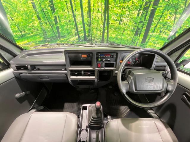 サンバートラック TB 4WD MT車 AM/FMラジオ LEDヘッドライト ヘッドライトレベライザー 3方開荷台 サンバイザー ロープフック付トリイ 荷台作業灯 ルームランプ 乗降用グリップ ヒューエルリッドオープナー(2枚目)