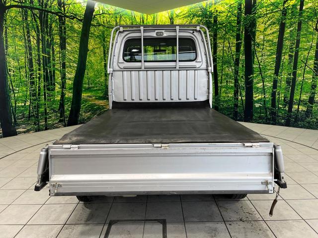 サンバートラック TB 4WD MT車 AM/FMラジオ LEDヘッドライト ヘッドライトレベライザー 3方開荷台 サンバイザー ロープフック付トリイ 荷台作業灯 ルームランプ 乗降用グリップ ヒューエルリッドオープナー(8枚目)