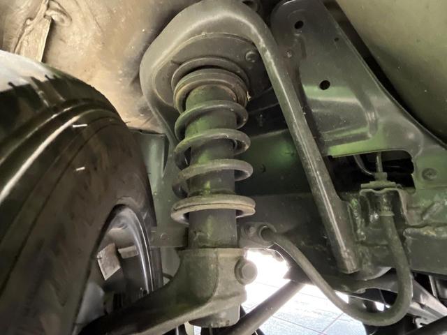 サンバートラック TB 4WD MT車 AM/FMラジオ LEDヘッドライト ヘッドライトレベライザー 3方開荷台 サンバイザー ロープフック付トリイ 荷台作業灯 ルームランプ 乗降用グリップ ヒューエルリッドオープナー(18枚目)