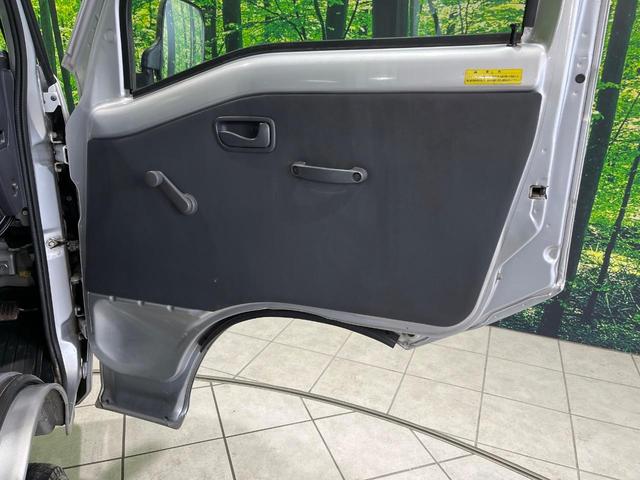 サンバートラック TB 4WD MT車 AM/FMラジオ LEDヘッドライト ヘッドライトレベライザー 3方開荷台 サンバイザー ロープフック付トリイ 荷台作業灯 ルームランプ 乗降用グリップ ヒューエルリッドオープナー(36枚目)