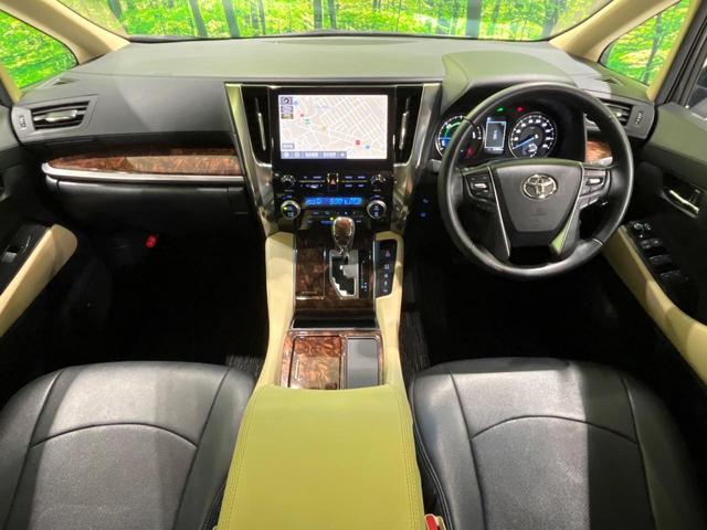 アルファードハイブリッド Ｘ　８人乗　４ＷＤ　後席モニター　ＪＢＬサウンド　純正１０．５型ナビ　全周囲カメラ　衝突軽減　レーダークルーズ　両側電動スライドドア　フルセグ　Ｂｌｕｅｔｏｏｔｈ　ＥＴＣ　ドラレコ　リアオートエアコン（2枚目）