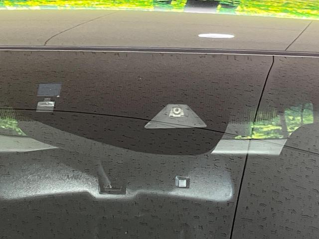 【ホンダセンシング】走行中に前方の車両等を認識し、衝突しそうな時は警報とブレーキで衝突回避と被害軽減をアシスト。より安全にドライブをお楽しみいただけます。