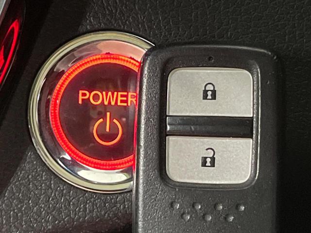 【Ｈｏｎｄａスマートキー】カバンやポケットに入れたままでもドアの施錠・解錠が可能なスマートキーを装備。エンジンのオン・オフ時もカギを取り出す必要が無いからとっても便利です♪