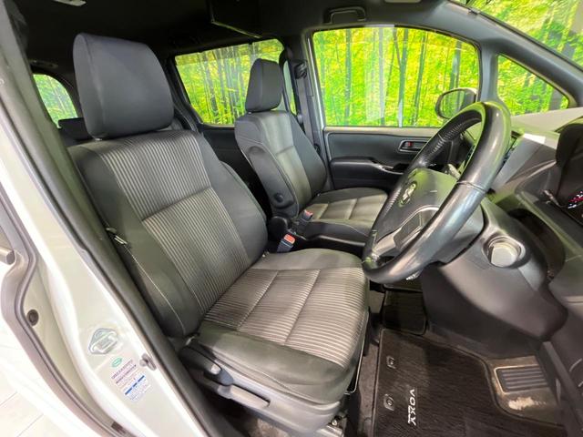 ヴォクシー ZS 4WD 後席モニター 10型メモリーナビ 衝突軽減 バックカメラ 両側電動スライド ETC Bluetooth ドラレコ クルーズコントロール クリアランスソナー LEDヘッド・フォグ スマートキー(8枚目)