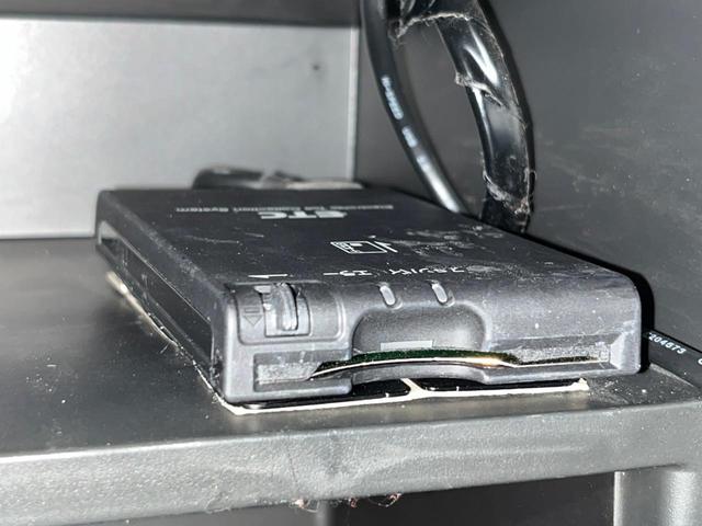 ノート メダリスト　純正ナビ　バックカメラ　ＥＴＣ　Ｂｌｕｅｔｏｏｔｈ　ドラレコ　フルセグ　スマートキー　プッシュスタート　ＬＥＤヘッド　オートライト　革巻ステアリング　フォグライト　横滑り防止装置　アイドリングストップ（7枚目）