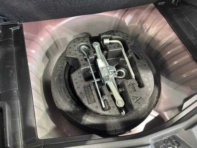 ノート メダリスト　純正ナビ　バックカメラ　ＥＴＣ　Ｂｌｕｅｔｏｏｔｈ　ドラレコ　フルセグ　スマートキー　プッシュスタート　ＬＥＤヘッド　オートライト　革巻ステアリング　フォグライト　横滑り防止装置　アイドリングストップ（52枚目）