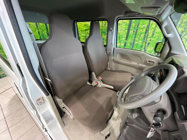 エブリイ ＰＡリミテッド　４ＷＤ　届出済未使用車　ＣＤオーディオ　ＡＭ／ＦＭ　衝突軽減　アイドリングストップ　横滑り防止機能　パワーウィンドウ　プライバシーガラス　バニティミラー（6枚目）