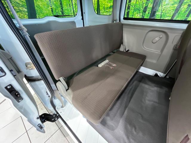 エブリイ ＰＡリミテッド　４ＷＤ　届出済未使用車　ＣＤオーディオ　ＡＭ／ＦＭ　衝突軽減　アイドリングストップ　横滑り防止機能　パワーウィンドウ　プライバシーガラス　バニティミラー（7枚目）