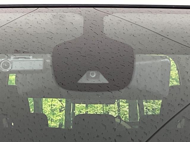 【インテリジェントエマージェンシーブレーキ】フロントカメラで前方の車両や歩行者を検知。衝突しそうな時は衝突被害軽減ブレーキが作動、衝突回避をサポート。より安全にドライブをお楽しみいただけます。