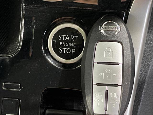 【インテリジェントキー】カバンやポケットに入れたままでもドアの施錠・解錠が可能なスマートキーを装備。エンジンのオン・オフ時もカギを取り出す必要が無いからとっても便利です♪