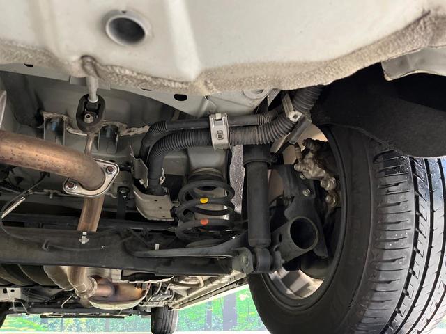 お車を安心してお乗りいただく為には、足回りの定期点検が欠かせません。サービスサポート（有償保証）では無料点検もご提供しており、安心のカーライフをお過ごしいただけるサポート体制が整っています。