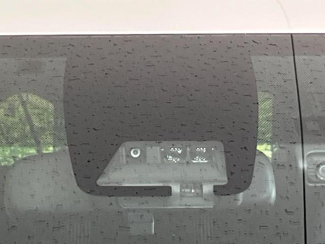 【トヨタセーフティセンス】走行中に前方の車両等を認識し、衝突しそうな時は警報とブレーキで衝突回避と被害軽減をアシスト。より安全にドライブをお楽しみいただけます。