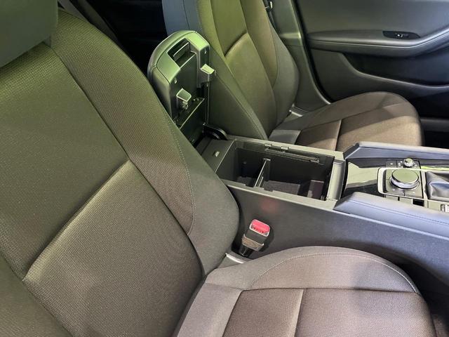 MAZDA3ファストバック 15Sツーリング 4WD メーカー8.8インチナビ 全周囲カメラ 衝突軽減 レーダークルーズ ブラインドスポットモニター LEDヘッド 革巻きステアリング ハイビームアシスト Bluetooth ETC ドラレコ(30枚目)