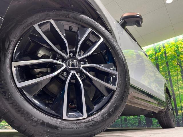 【純正１８インチアルミホイール】外観にマッチした純正アルミホイールを装着しております。各種社外アルミホイールや、スタッドレスタイヤも取扱いしております。是非ご相談ください♪