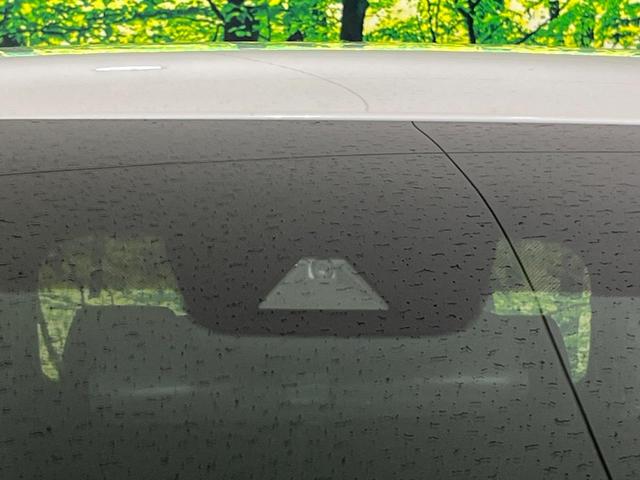 【プリクラッシュセーフティ】前方の車両等を検知し、衝突しそうな時は警報で注意を促し、ブレーキを踏む力をサポート。ブレーキを踏めなかった場合は衝突被害軽減ブレーキが作動、衝突回避をサポートします。