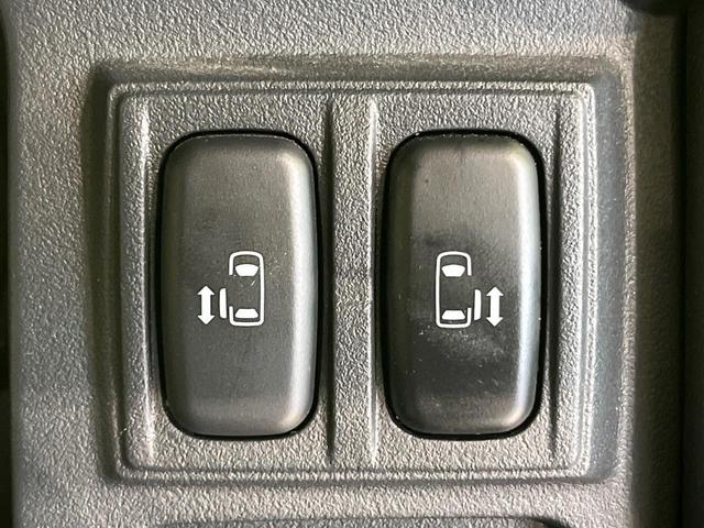 【両側パワースライドドア】スマートキーや運転席のスイッチで後席両側スライドドアの開閉が可能♪電動だから力を入れてドアを開ける必要が無く、小さなお子様でも簡単に開け閉めでき快適です♪