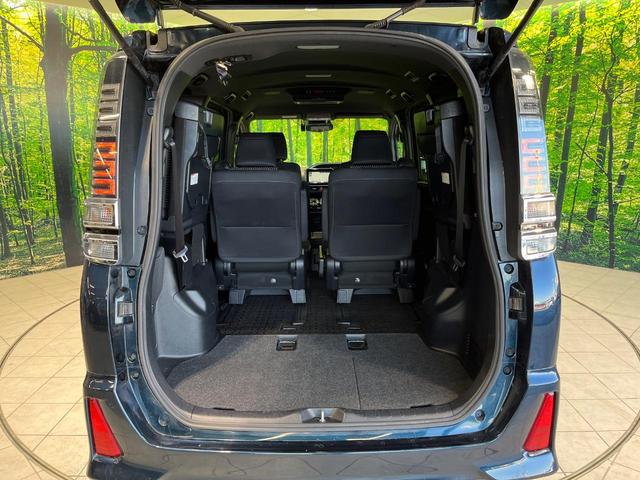 ヴォクシー ハイブリッドＺＳ　煌　７人　純正９型ナビ　バックカメラ　衝突軽減　両側電動スライドドア　Ｂｌｕｅｔｏｏｔｈ　フルセグ　ＥＴＣ　ドラレコ　シートヒーター　ＬＥＤヘッド・フォグ　リアオートエアコン　革巻きステアリング　クルコン（11枚目）