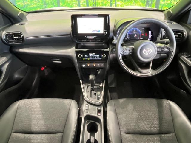 ヤリスクロス Ｚ　純正８型ナビ機能付ディスプレイオーディオ　全周囲カメラ　衝突軽減　レーダークルーズ　Ｂｌｕｅｔｏｏｔｈ　ドラレコ　ＥＴＣ　シートヒーター　ＬＥＤヘッド　オートエアコン　オートライト　革巻きステアリング（2枚目）