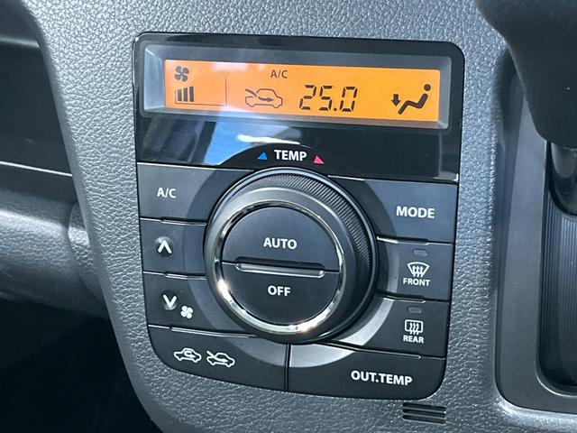 【オートエアコン】一度お好みの温度に設定すれば、車内の温度を検知し風量や温度を自動で調整。暑い…寒い…と何度もスイッチ操作をする必要はありません。快適な車内空間には必須の機能ですね♪