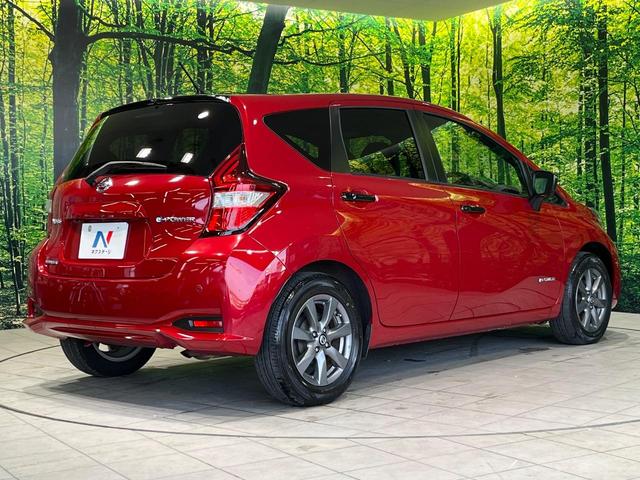 ノート ｅ－パワー　メダリスト　ブラックアロー　純正ナビ　全周囲カメラ　衝突軽減　デジタルインナーミラー　フルセグ　Ｂｌｕｅｔｏｏｔｈ　ＥＴＣ　ドラレコ　ＬＥＤヘッド　オートエアコン　オートライト　革巻きステアリング　スマートキー　ステリモ（17枚目）