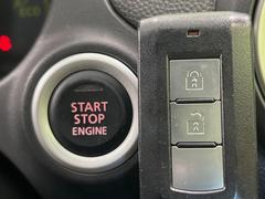 【オペレーションキー】カバンやポケットに入れたままでもドアの施錠・解錠が可能なスマートキーを装備。エンジンのオン・オフ時もカギを取り出す必要が無いからとっても便利です♪ 4
