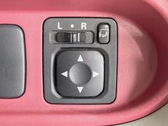 【電動格納ミラー】サイドミラーは電動格納式となっており、狭い駐車場でもキズがつくリスクを抑えられます。 7
