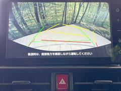 【バックカメラ】駐車時に後方がリアルタイム映像で確認できます。大型商業施設や立体駐車場での駐車時や、夜間のバック時に大活躍！運転スキルに関わらず、今や必須となった装備のひとつです！ 4