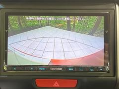 【バックカメラ】駐車時に後方がリアルタイム映像で確認できます。大型商業施設や立体駐車場での駐車時や、夜間のバック時に大活躍！運転スキルに関わらず、今や必須となった装備のひとつです！ 4