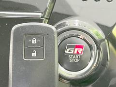 【スマートキー】カバンやポケットに入れたままでもドアの施錠・解錠が可能なスマートキーを装備。エンジンのオン・オフ時もカギを取り出す必要が無いからとっても便利です♪ 5