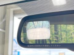 【バックカメラ】駐車時に後方がリアルタイム映像で確認できます。大型商業施設や立体駐車場での駐車時や、夜間のバック時に大活躍！運転スキルに関わらず、今や必須となった装備のひとつです！ 4